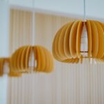 Suspension scandinave en bois dans un intérieur moderne, ajoutant chaleur et style nordique à la décoration.