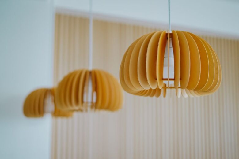 Suspension scandinave en bois dans un intérieur moderne, ajoutant chaleur et style nordique à la décoration.